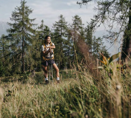 Eine Frau hat Spass bei der gefuehrten Wanderung vom Soha Hotel Alpina.