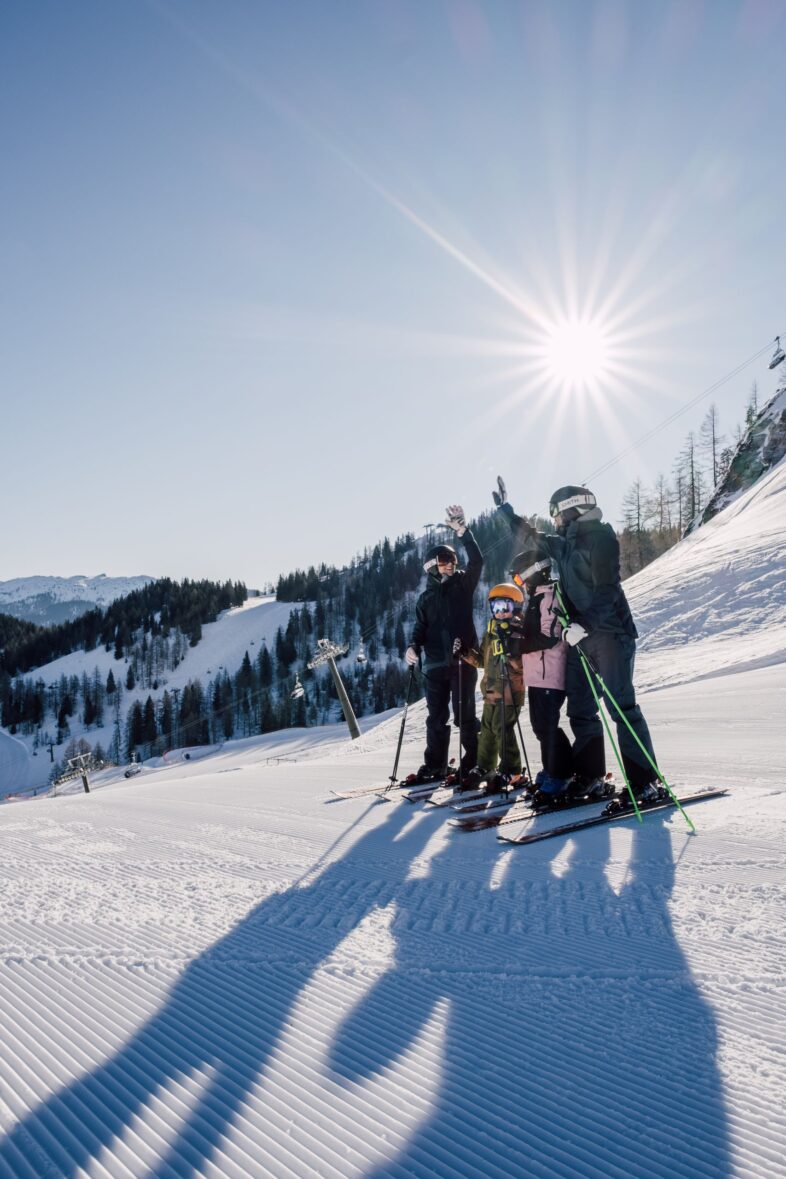 Familie beim Skifahren im Snow Space Salzburg