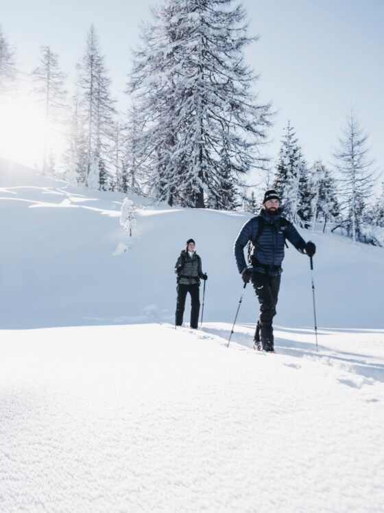 Ein Paar verbringt die Winterzeit beim Skitouring im Alpina Alpendorf.
