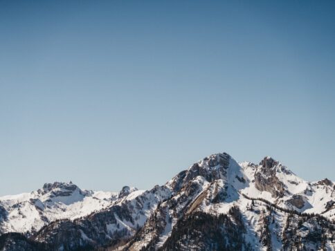 Ausblick auf die Berge im Winter