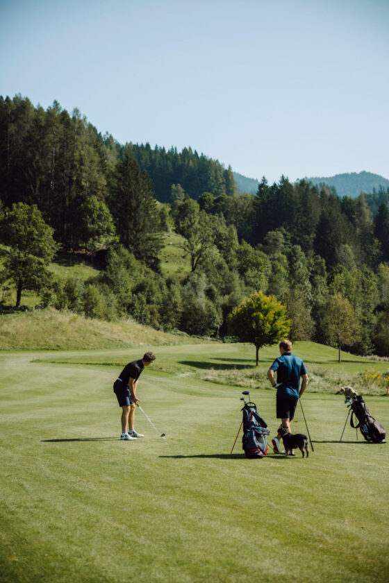 Zwei Golfer beim Golfspielen am OPEN Golf St. Johann