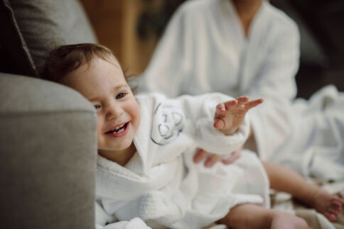 Familie im Babybecken im Familienhotel Alpina Alpendorf