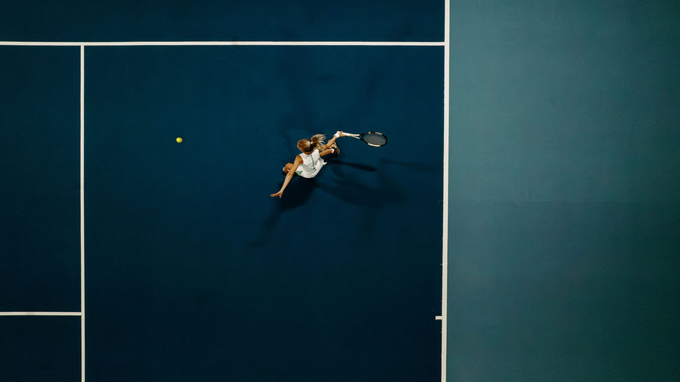 Mädchen beim Tennis spielen im einer Tennishalle im Alpina Alpendorf