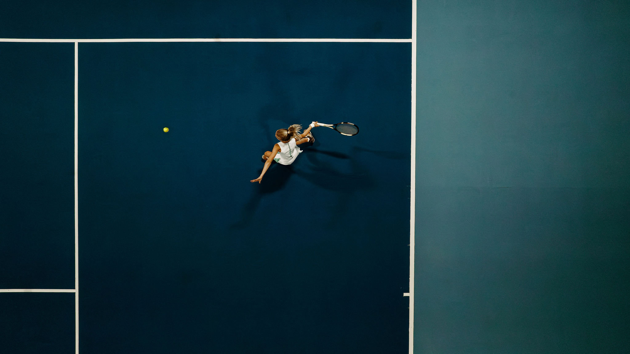 Mädchen beim Tennis spielen in der Tennishalle im Alpina Alpendorf