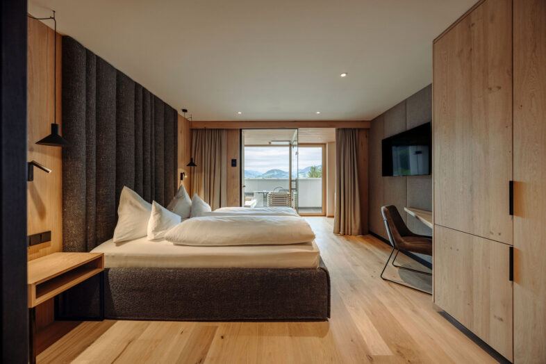 Zimmer mit privater Sauna und Bergblick im Alpina Alpendorf