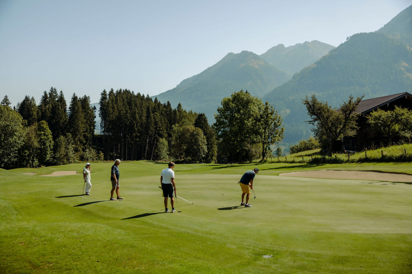 Der Open Golf Goldegg ist in 30 Minuten vom Alpina zu erreichen und bietet einen gepflegten Golfplatz.