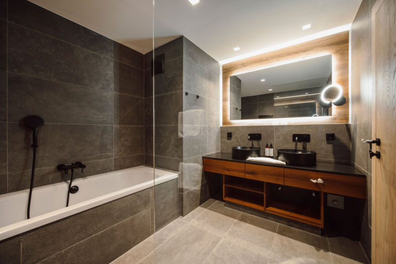 Modernes Badezimmer in grau gehalten im Alpina Alpendorf