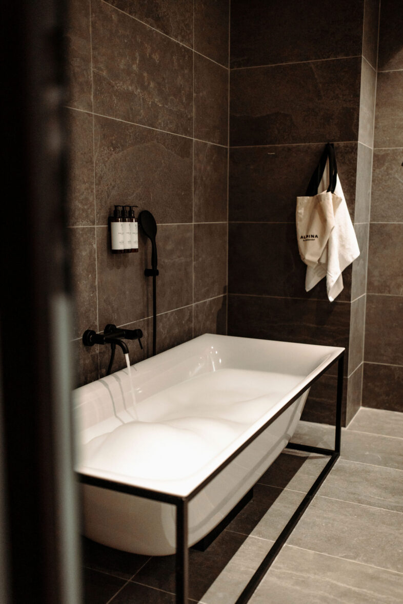 Zimmer im Alpina Alpendorf - gemütlich und modern eingerichtet.