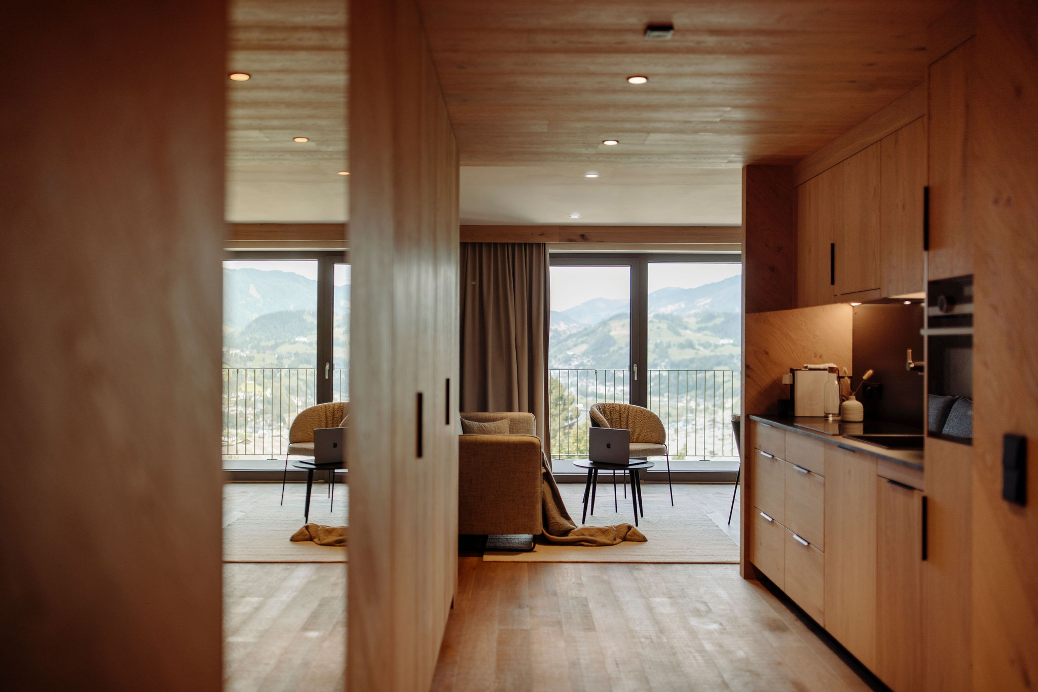 Zimmer, modern eingerichtet und gemütlich mit viel Holz im Alpina Alpendorf