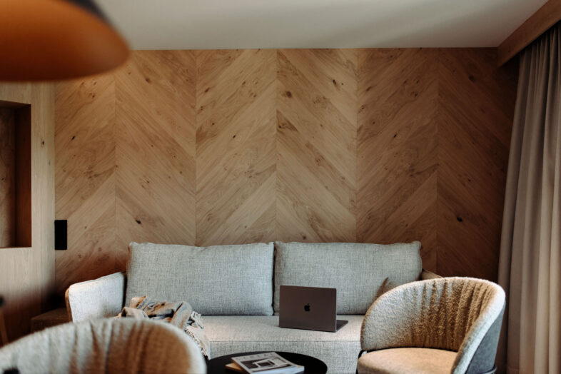 Zimmer, modern eingerichtet und gemütlich mit viel Holz im Alpina Alpendorf