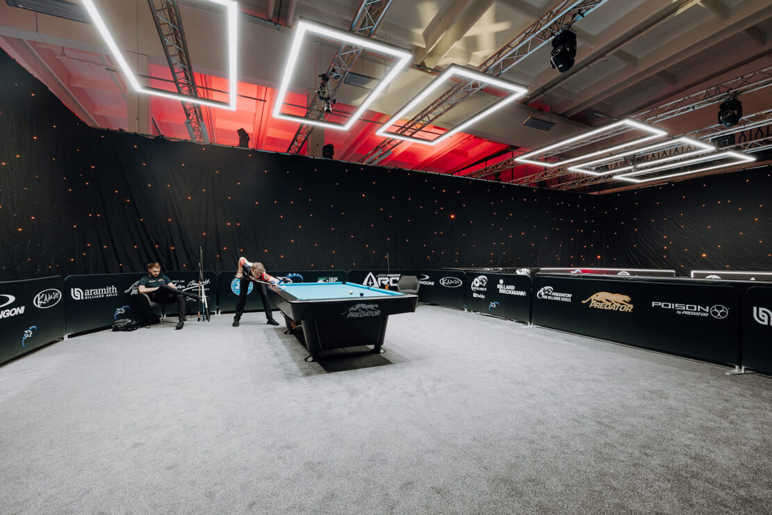 Billard in der Eventhalle im Alpina Alpendorf