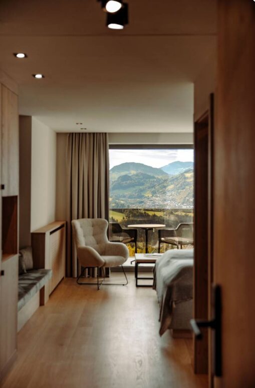 Komfortzimmer im Alpina Alpendorf. Modernes Zimmer mit Ausblick auf die Bergwelt