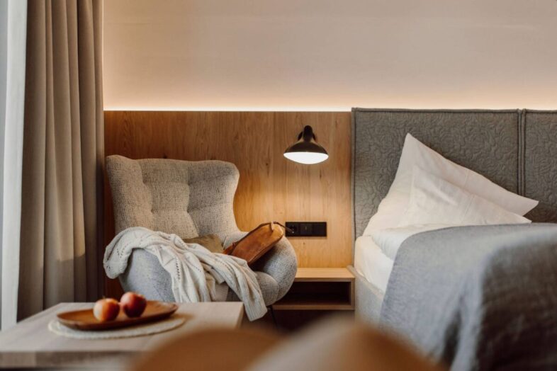 Komfortzimmer im Alpina Alpendorf. Modernes Zimmer mit Ausblick auf die Bergwelt