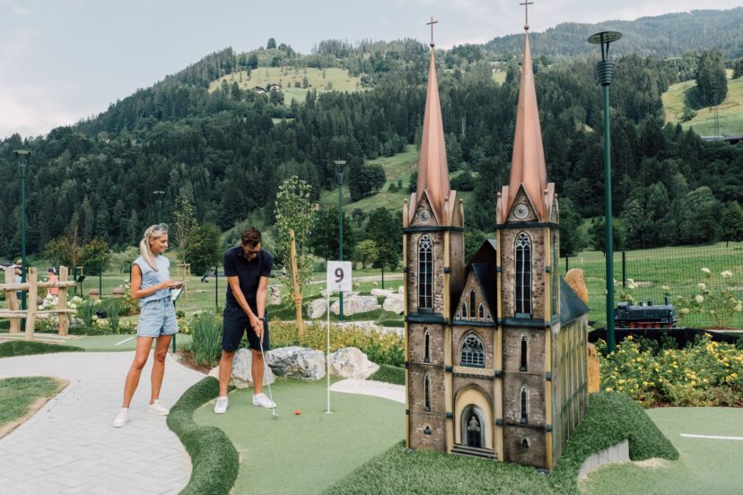 Der Minigolf St. Johann bietet eine barrierefreie Sport- und Freizeitattraktion.