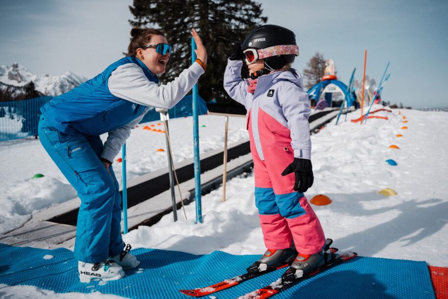 Kinderskischule im Alpendorf