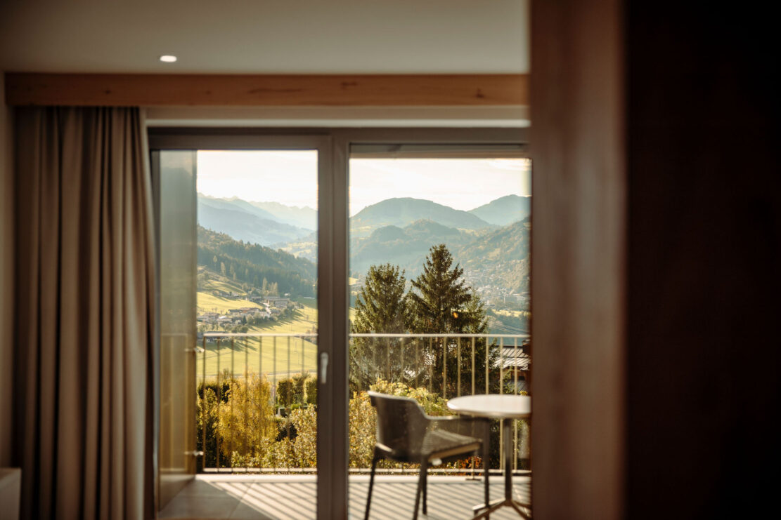 Die neu renovierten Zimmer mit Panoramablick über die Berge.