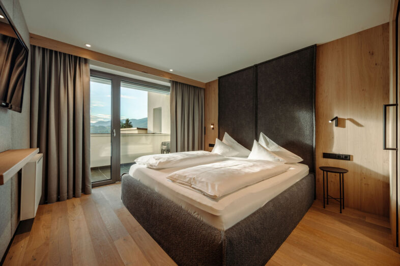 Zimmer, modern und gemütlich eingerichtet, mit Bergblick im Alpina Alpendorf