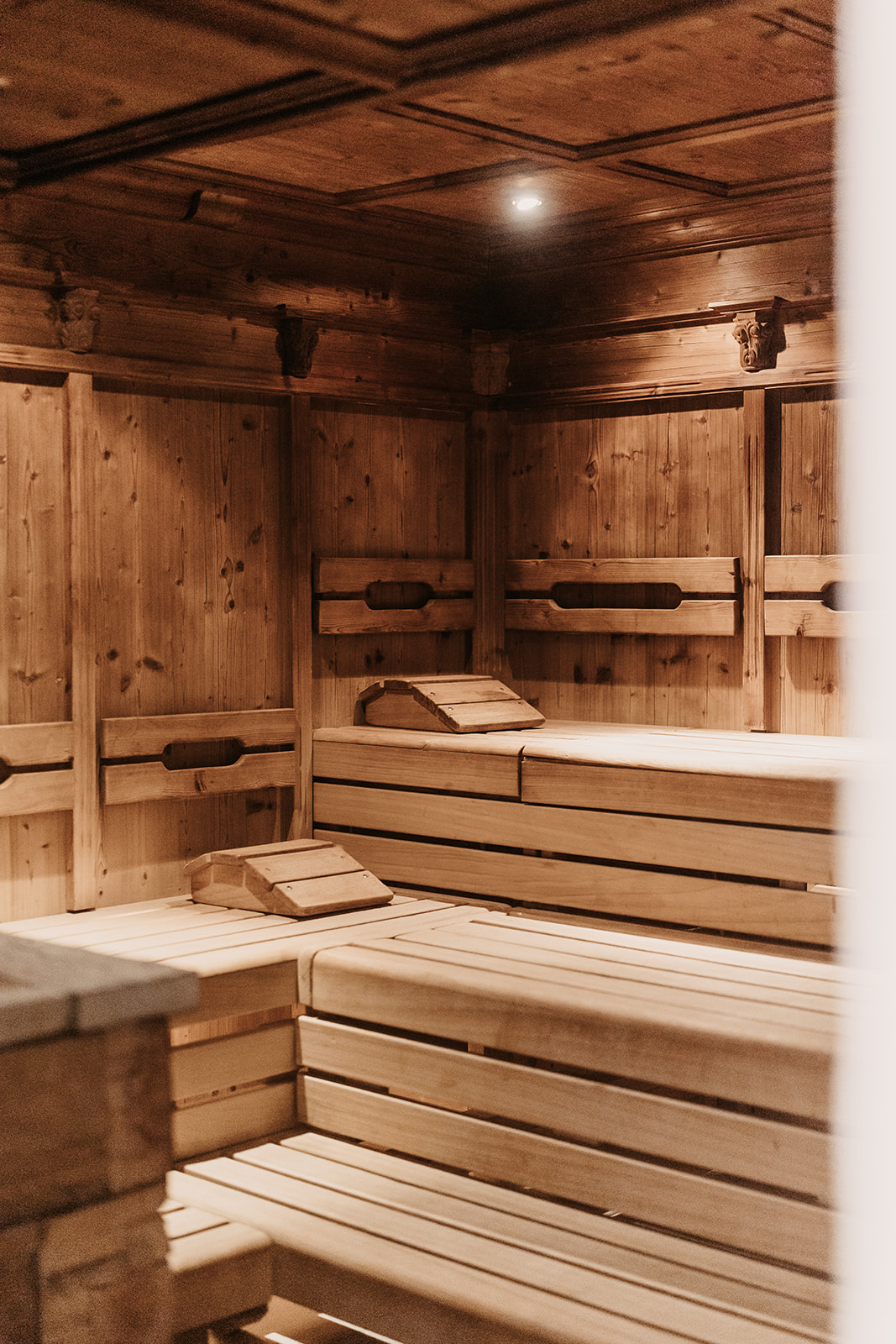 Die finnische Sauna im Alpina ist beliebt bei Wellnessgaesten.