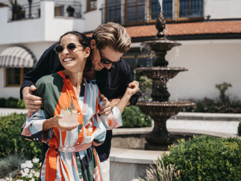 Ein Paar genießt die Sommerstimmung auf der Terrasse im Alpina Alpendorf