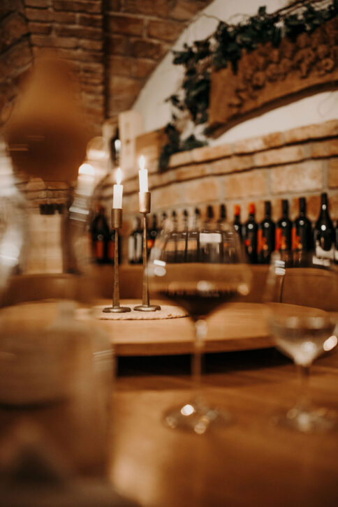 Gut sortierter Weinkeller im Hotel Alpina Alpendorf mit umfangreicher Auswahl an internationalen Weinen