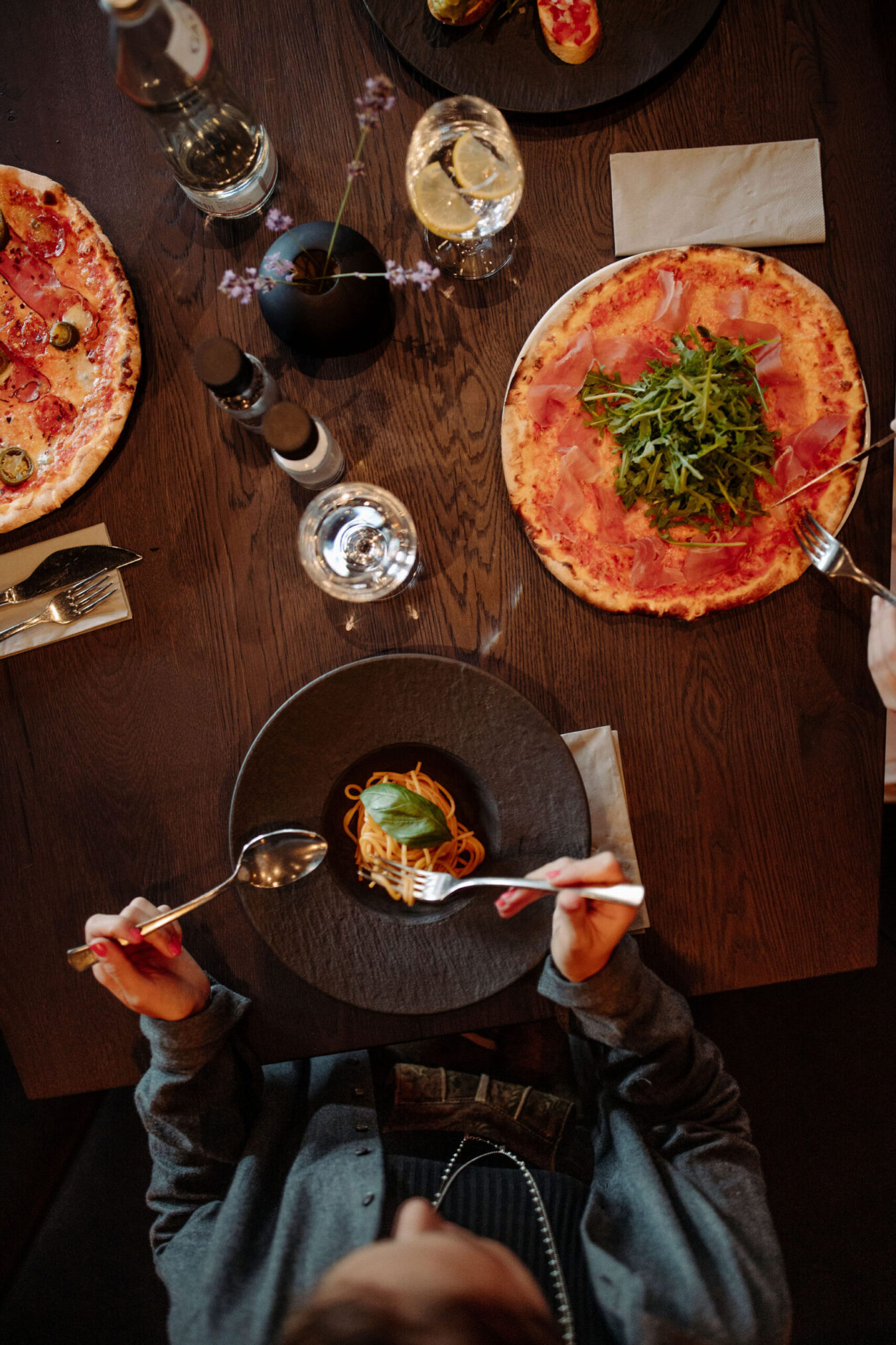 Ein Paar geniessen die Steinofenpizza vom BistrO Pizzeria.