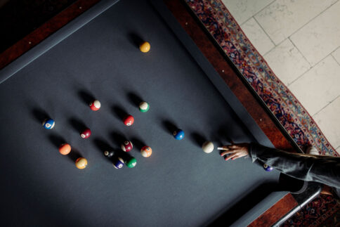 Beim Billard im Bistro im Alpina Alpendorf sportliche Stunden verbringen.