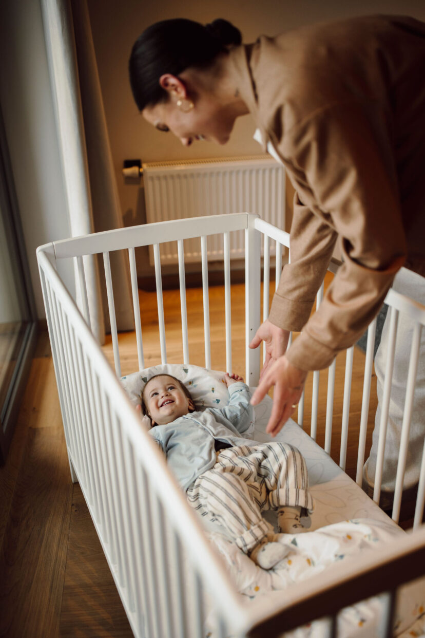 Mama und Baby im Zimmer im Alpina Alpendorf