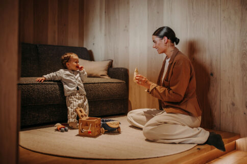 Mama mit Baby beim Spielen im Alpina Alpendorf im Salzburger Land