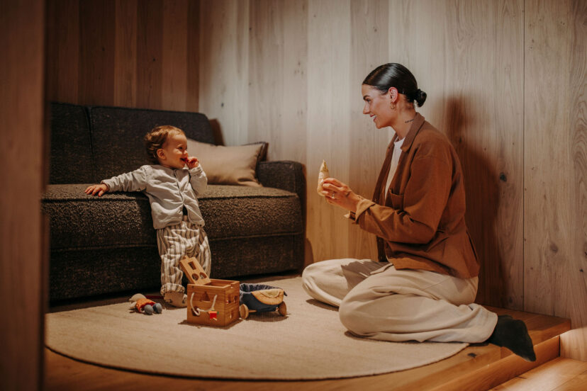 Mama mit Baby beim Spielen im Alpina Alpendorf im Salzburger Land