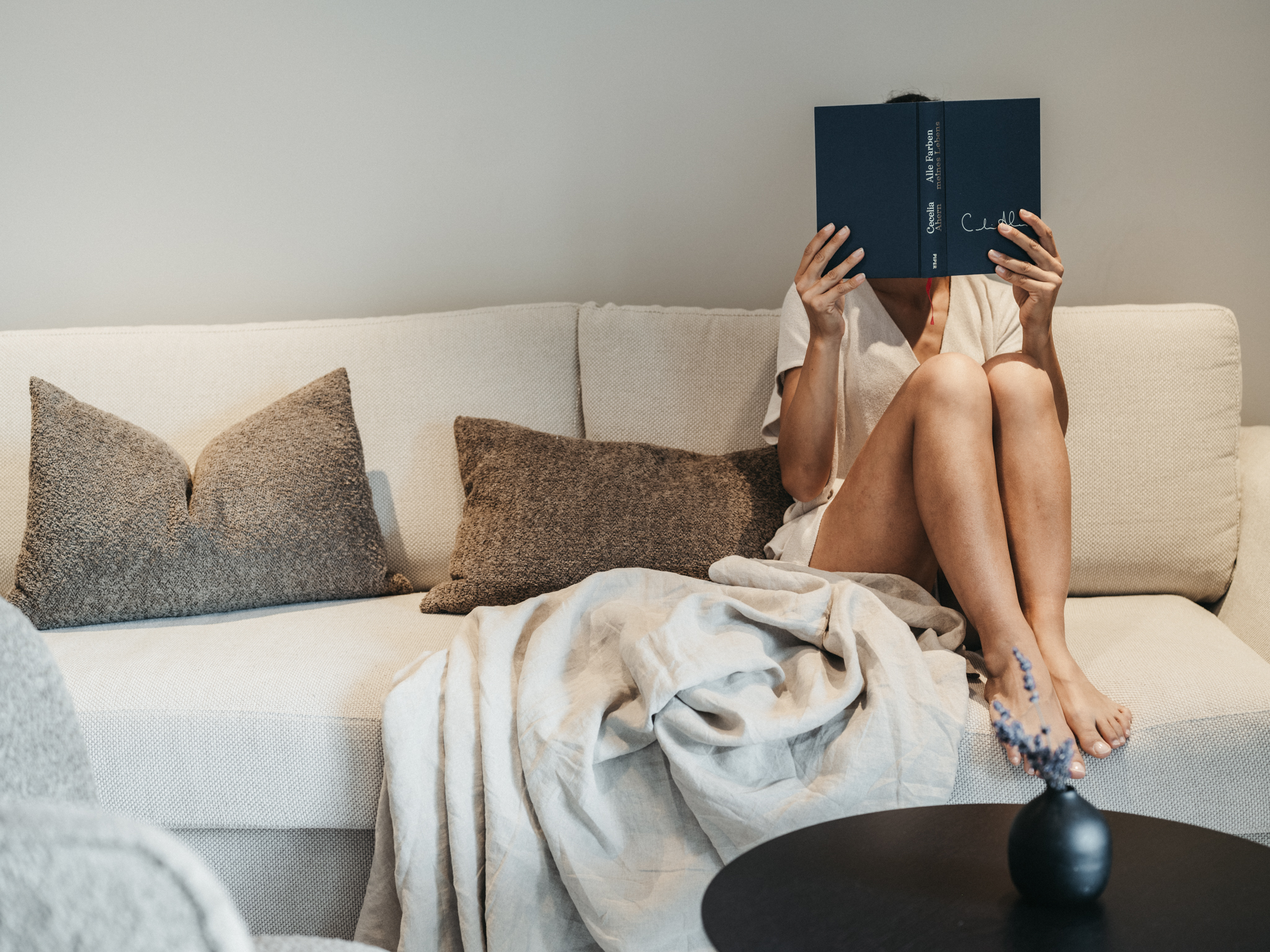Eine Dame am Buch lesen im Hotelzimmer im Alpina Alpendorf