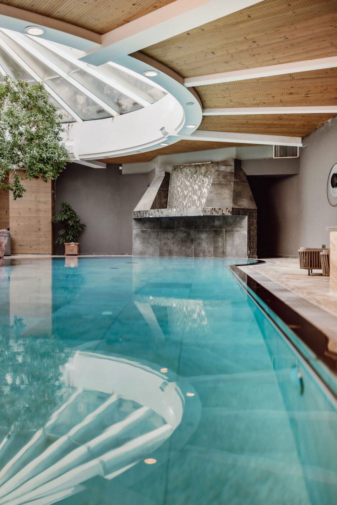 Der beheizte indoor Pool im Hotel bietet Platz zum Schwimmen und Planschen