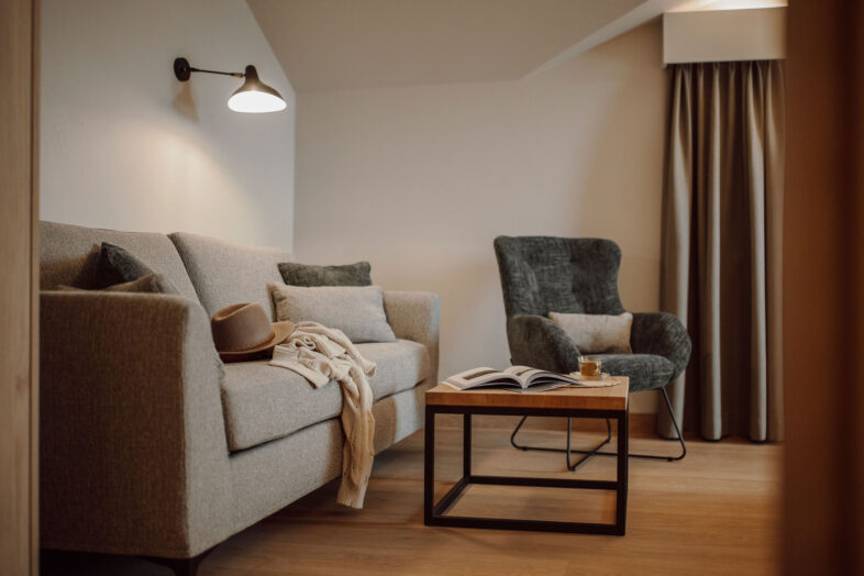 Rooftopsuite mit Couch im Alpina Alpendorf