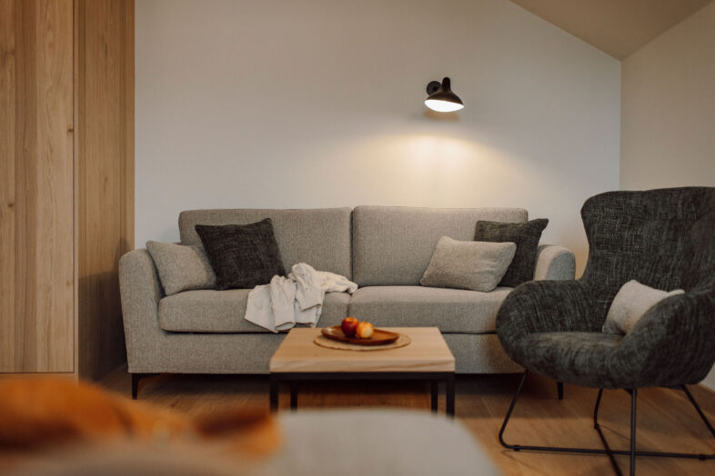 Rooftopsuite mit Couch im Alpina Alpendorf