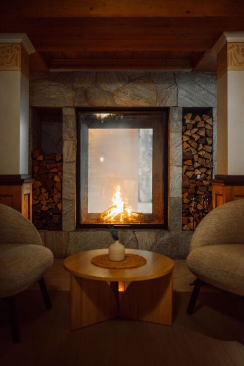 Gemuetliche Stimmung am Kamin in der Lobby.