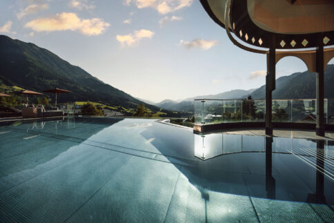 Vom Infinity Rooftop Pool die herrliche Aussicht über die Berge geniessen.