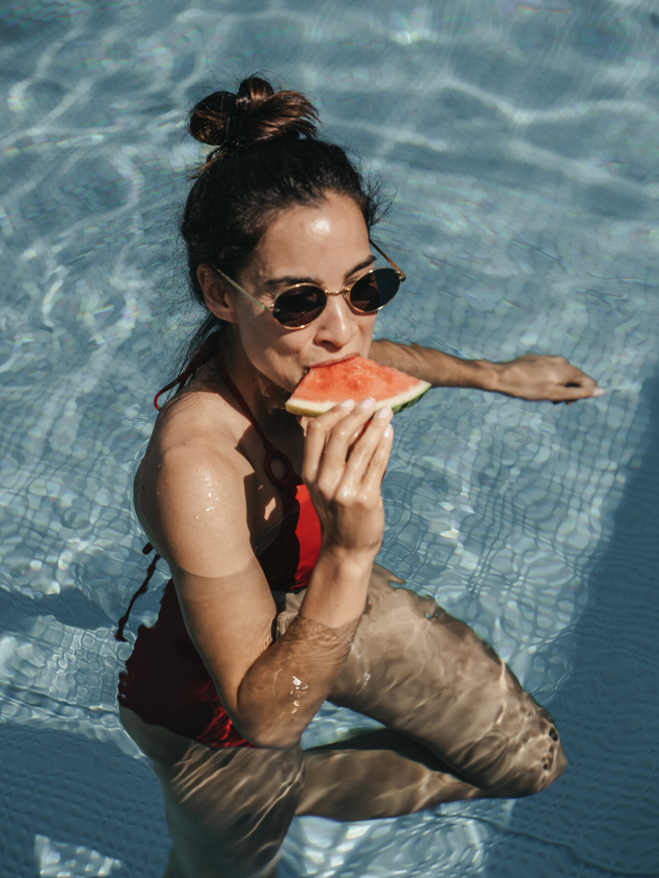 Frau genießt die Sonne im Rooftoppool im Alpina Alpendorf