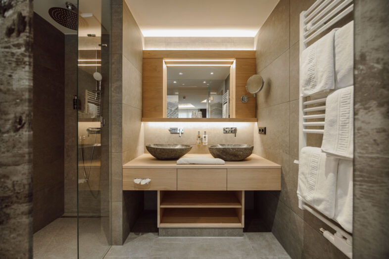 Modernes Badezimmer im Alpina Alpendorf