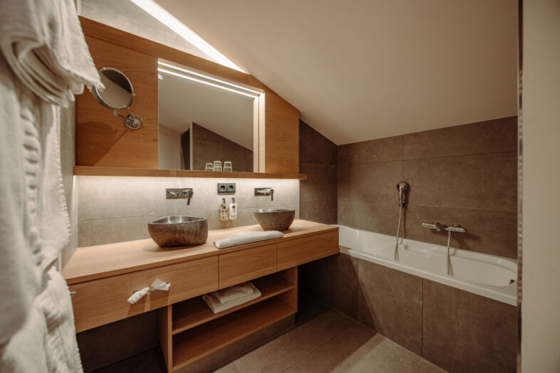 Modernes Badezimmer im Alpina Alpendorf
