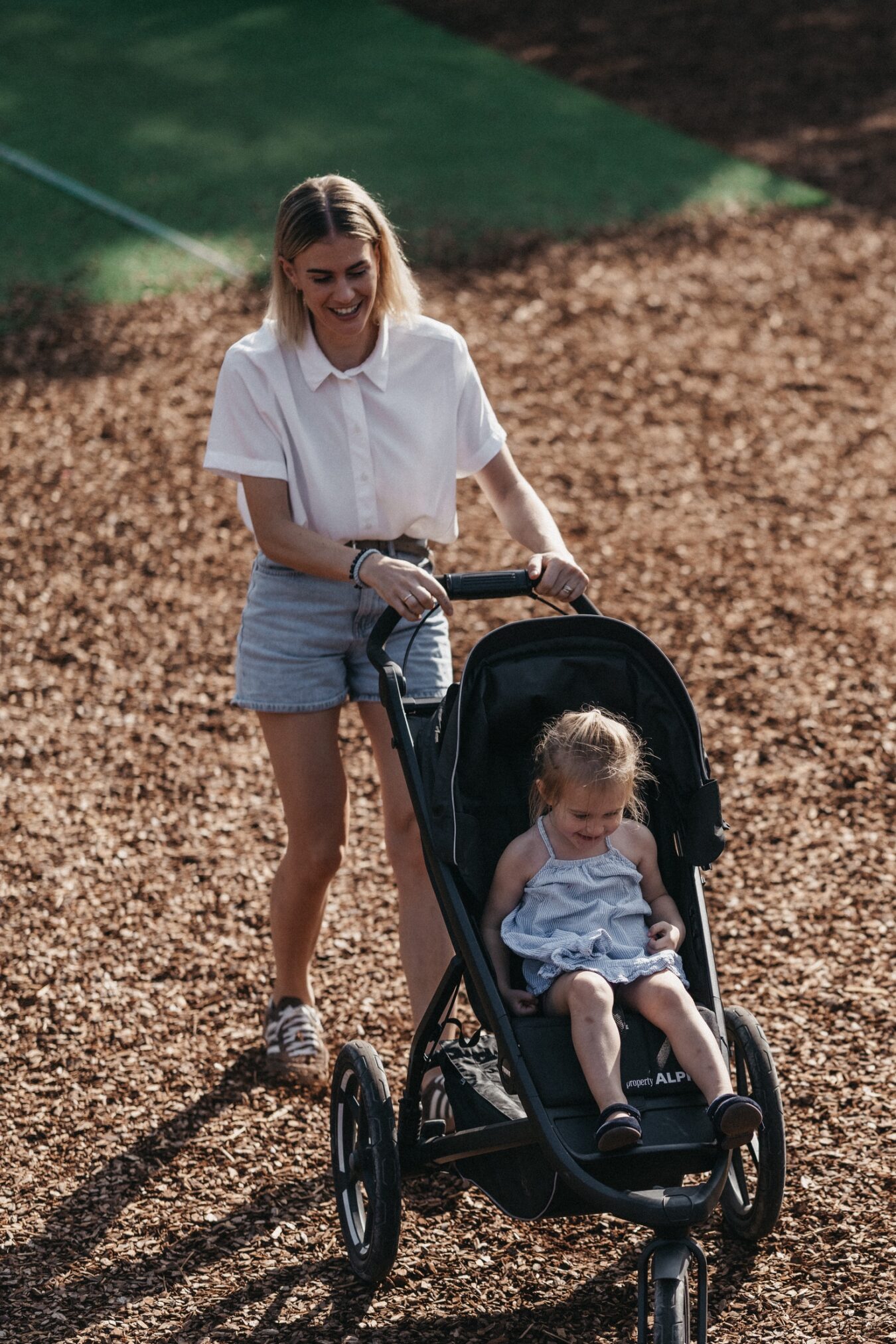 Mama unterwegs mit Baby und dem Thule Buggy vom Alpina Alpendorf