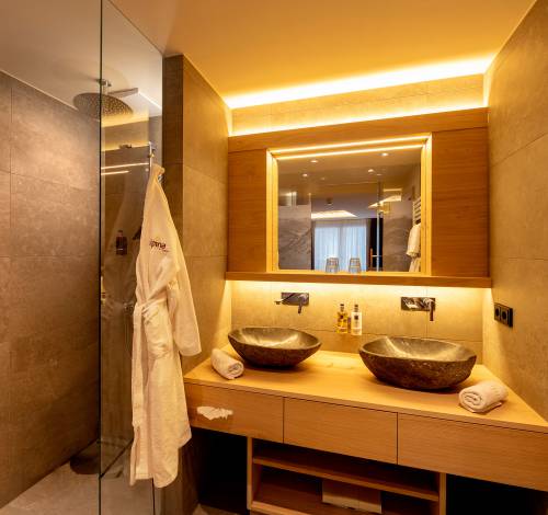 Familienzimmer im Alpina Alpendorf mit viel Platz