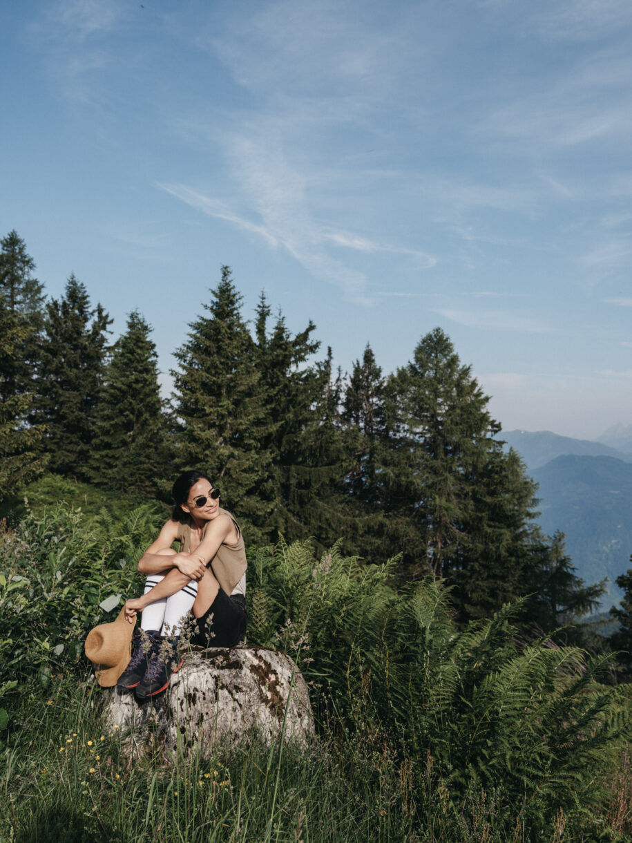 Eine Frau geniesst die Aussicht auf die Bergwelt im Salzburger Land.