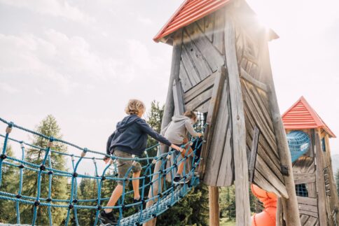 Eine Familie verbringt den Sommertag am Geisterberg in St. Johann.