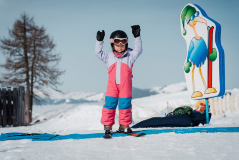 Kind mit Skilehrern bei der Kinderskischule im Snow Space Salzburg