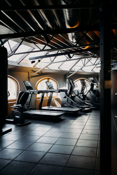 Fitness mit Ausblick: Moderne Technogym Geraete im Gym eines Sporthotels in Salzburg Land