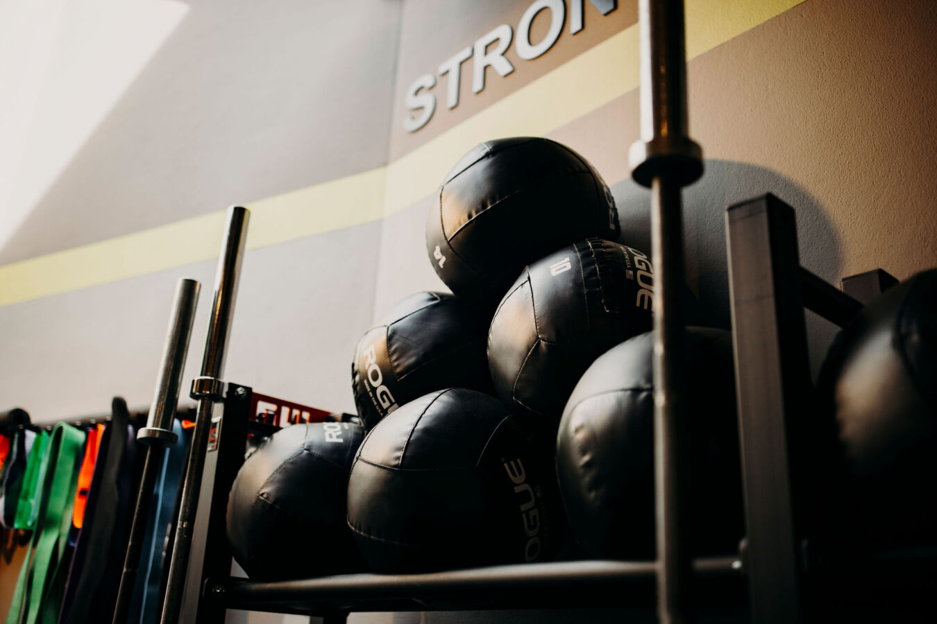 Fitness mit Ausblick: Moderne Technogym Geraete im Gym eines Sporthotels in Salzburg Land