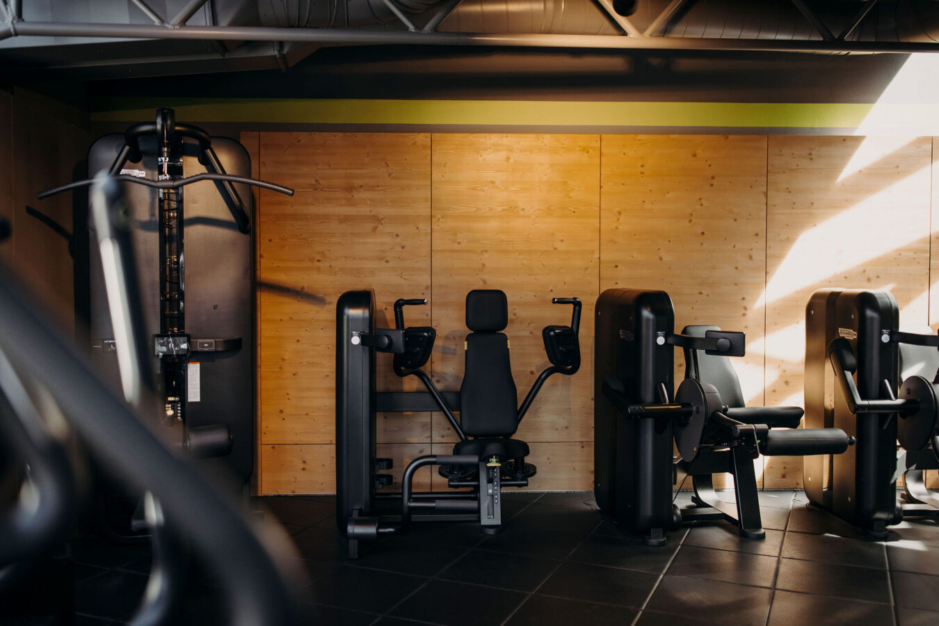 Fitness mit Ausblick: Moderne Technogym Geraete im Gym eines Sporthotels in Salzburg Land