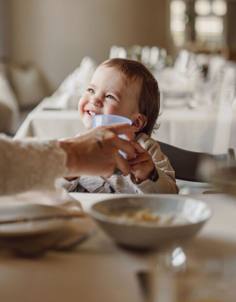 Ein Kind beim betreuuten Abendessen im Kinderclub vom Kinderhotel Alpina Alpendorf.