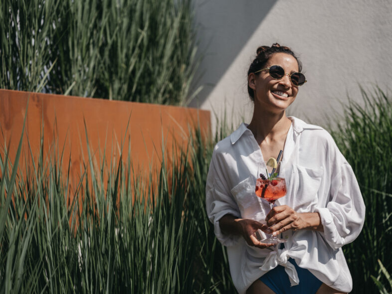 Ein Paar genießt Cocktails im Garten vom Hotel Alpina.