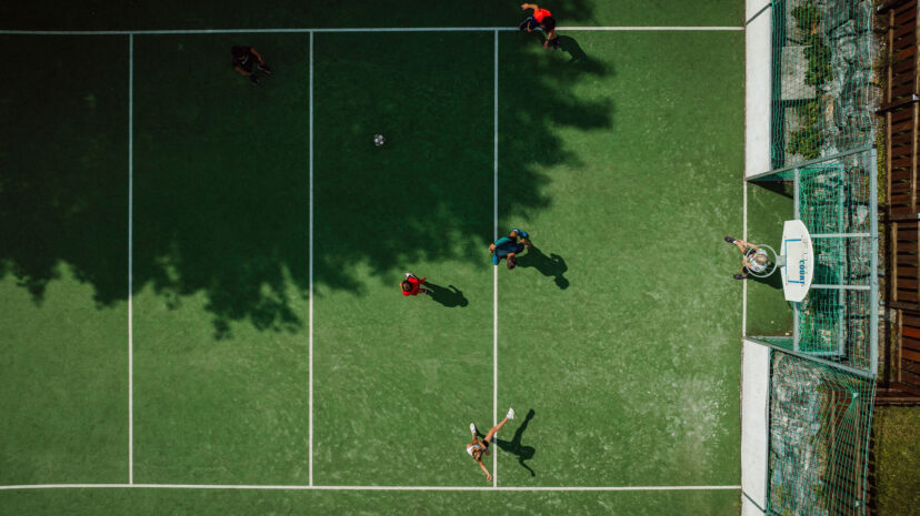 Der Fussballplatz vor dem Hotel Alpina Alpendorf ist beliebt bei sportlichen Familien.