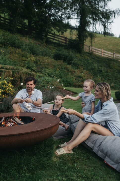 Lagerfeuer im Garten im Alpina Alpendorf - Programm für Kids im Hotel mit Kinderbetreuung im Salzburger Land